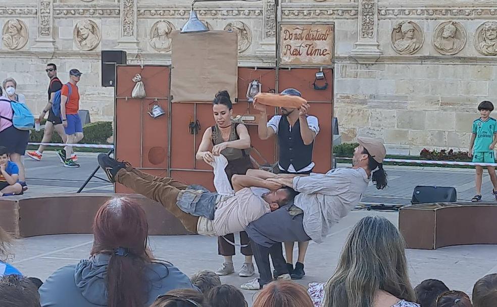 Vaivén Circo ha llevado su singular espectáculo a la explanada de San Marcos, en León capital. 