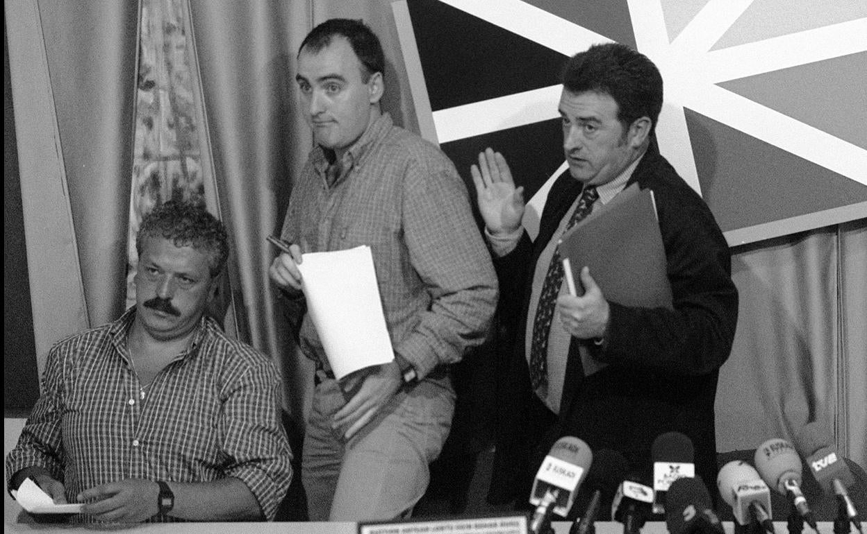 Juan María Olano, Floren Aoiz y Karmelo Landa, representantes de HB en julio de 1997. 