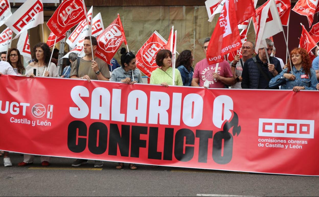 Los sindicatos se han concentrado frente a la sede de la Fele para reclamar la revisión de los salarios.