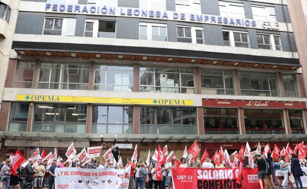 Galería. Los sindicatos se han concentrado frente a la sede de la Fele para reclamar la revisión de los salarios.