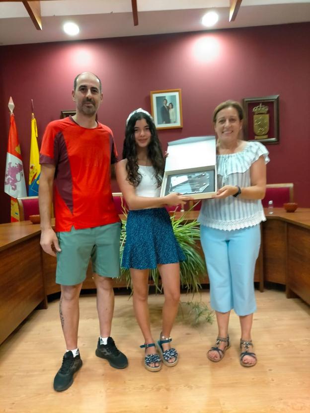 Lorena Pérez y Camino Lorenzo, alcaldesa de Mansilla de Mulas, posan con la placa entregada a la karateca.