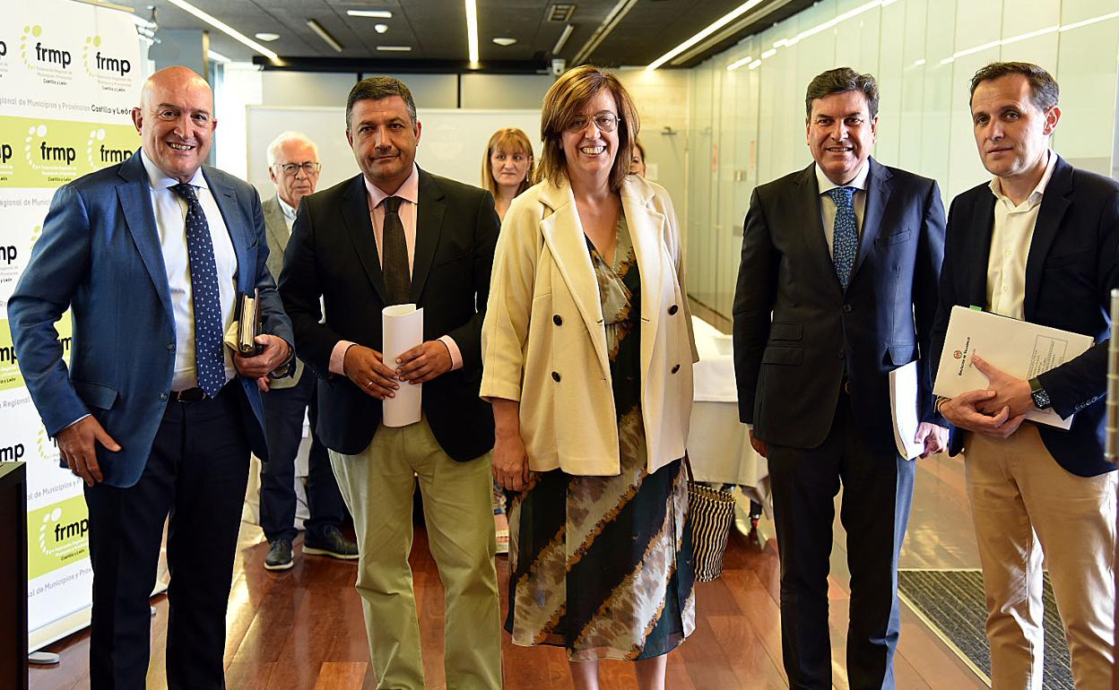 Los consejeros de Economía y Hacienda y de Presidencia, Carlo Fernández Carriedo y Jesús Julio Carnero, participan en la Comisión de Gobierno de la Federación Regional de Municipios y Provincias (FRMP) junto a su presidenta, Ángeles Armisén.