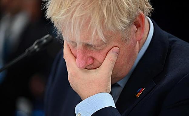 Johnson, cada vez más cuestionado por la opinión pública británica. 
