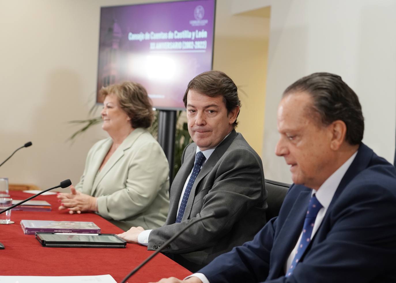 El presidente de ja Junta, Alfonso Fernández Mañueco, el presidente del Consejo de Cuentas, Mario Amilivia, y la presidenta del Tribunal de Cuentas, Enriqueta Chicano Jávega, participan en el XX Aniversario del Consejo de Cuentas de Castilla y León. 