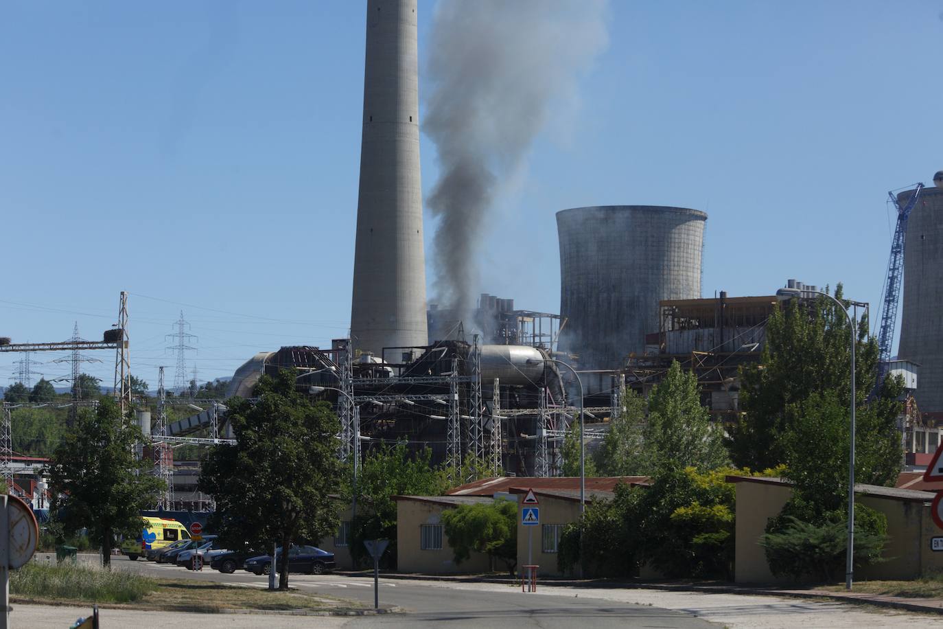 Un aparatoso incendio en el interior de la Central térmica de Compostilla alarma a todo El Bierzo. El 112 recibe más de una veintena de llamadas alertando del humo que sale del interior de la central. Bomberos de Ponferrada, Guardia Civil y una ambulancia de Sacyl trabajan en la Central térmica Compotilla II en Cubillos del Sil ante una enorme columna de humo que sale del interior de la instalación. 