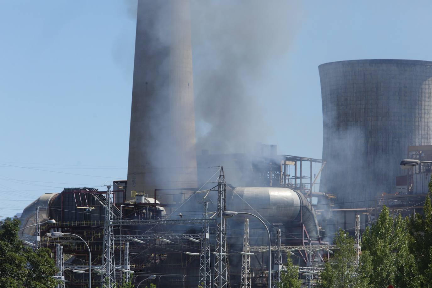 Un aparatoso incendio en el interior de la Central térmica de Compostilla alarma a todo El Bierzo. El 112 recibe más de una veintena de llamadas alertando del humo que sale del interior de la central. Bomberos de Ponferrada, Guardia Civil y una ambulancia de Sacyl trabajan en la Central térmica Compotilla II en Cubillos del Sil ante una enorme columna de humo que sale del interior de la instalación. 