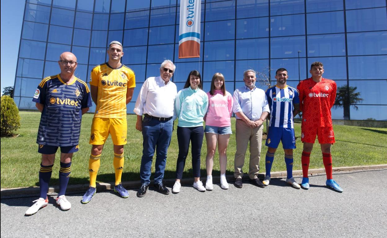 La Deportiva presentó sus equipaciones en Tvitec.