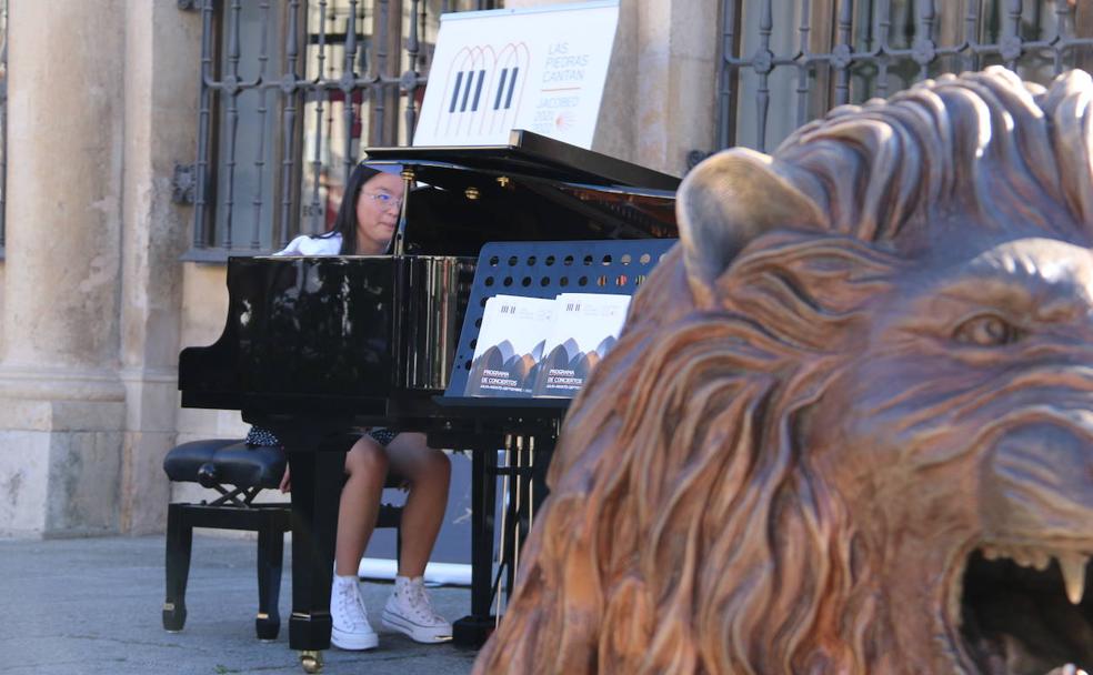 La actividad se ubicó en la plaza de San Marcelo con un piano itinerante sobre el que improvisaba la gente.