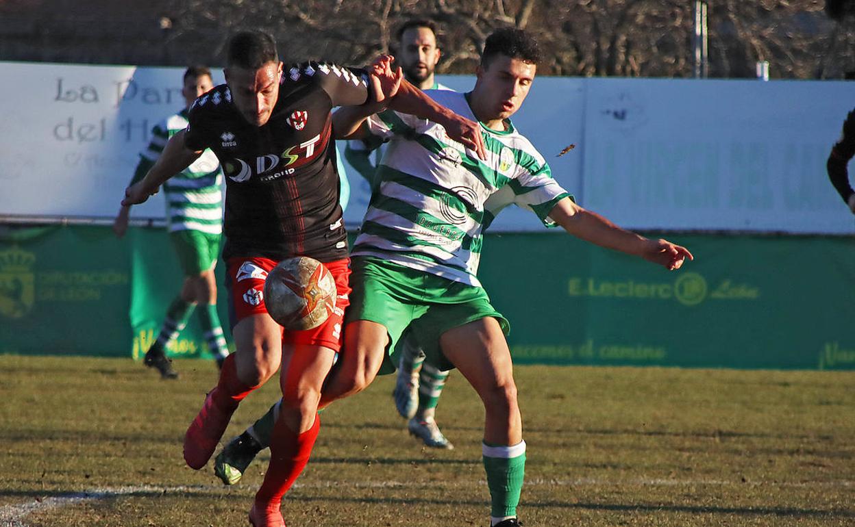 Imagen de un encuentro entre La Virgen y Atlético Bembibre.