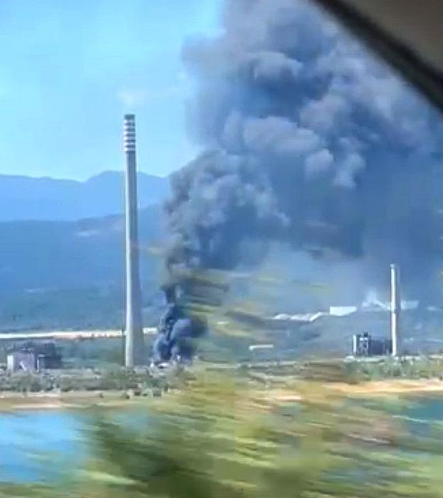 Imagen del incendio visto desde kilómetros de distancia. 