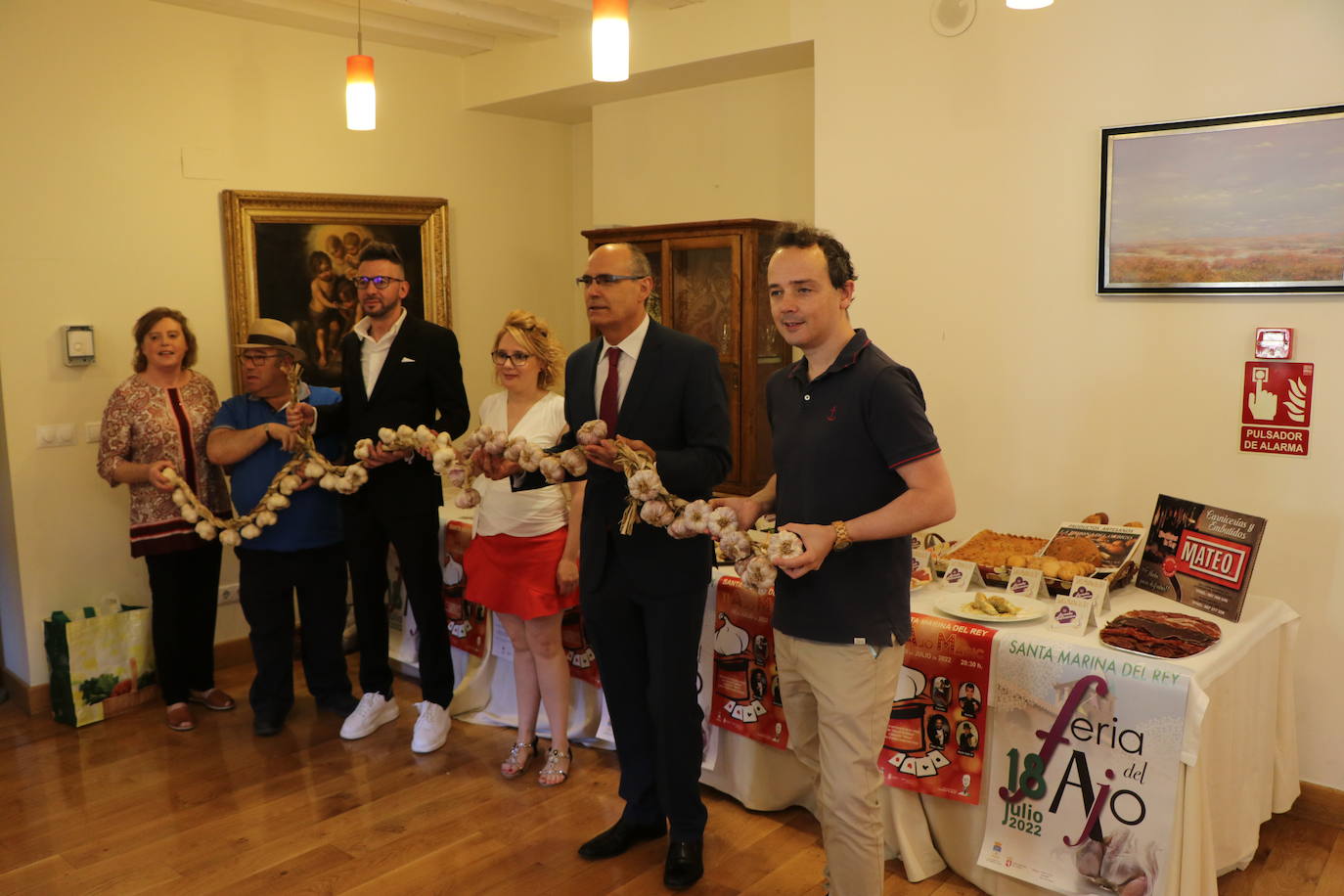 Director del Hotel de la Real Colegiata, Alberto Martínez, y el alcalde de Santa Marina del Rey, Francisco Javier Álvarez, en la rueda de prensa de presentación de la Feria del Ajo 2022.