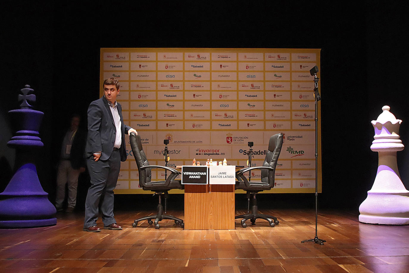 El nueve veces campeón Vishy Anand se mide al leonés Jaime Santos en la primera semifinal del Magistral