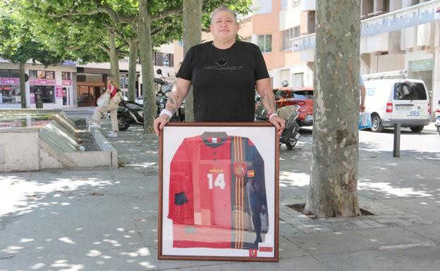 Galería. Celsa García posa con la camiseta de su debut internacional el 24 de abril de 1997 ante Alemania y la ciudad germana de Lübeck.