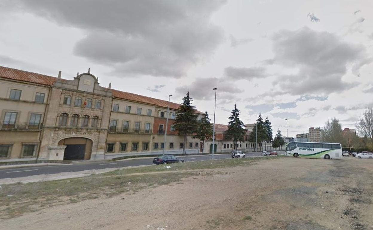 El nuevo aparcamiento disuasorio, que ya utilizan algunos vehículos de forma discreccional, se ubicará ante el cuartel de Almansa, en la Avenida de Asturias. 