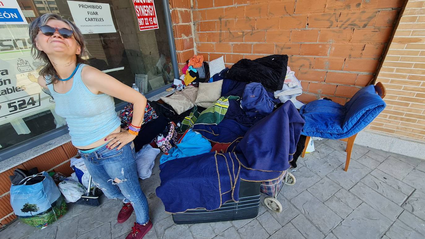 La dura vida de Jessica. Las paredes de su vivienda son el viento y cada noche le cubren las estrellas | Vive en la calle, ahora en el paseo de La Corredera, junto a la Plaza de Toros, y no hay forma de recuperar su normalidad. «Llevo en León muchos años. ¿En la calle? Ni recuerdo el tiempo. Algún día me gustaría volver a tener una casa», afirma.