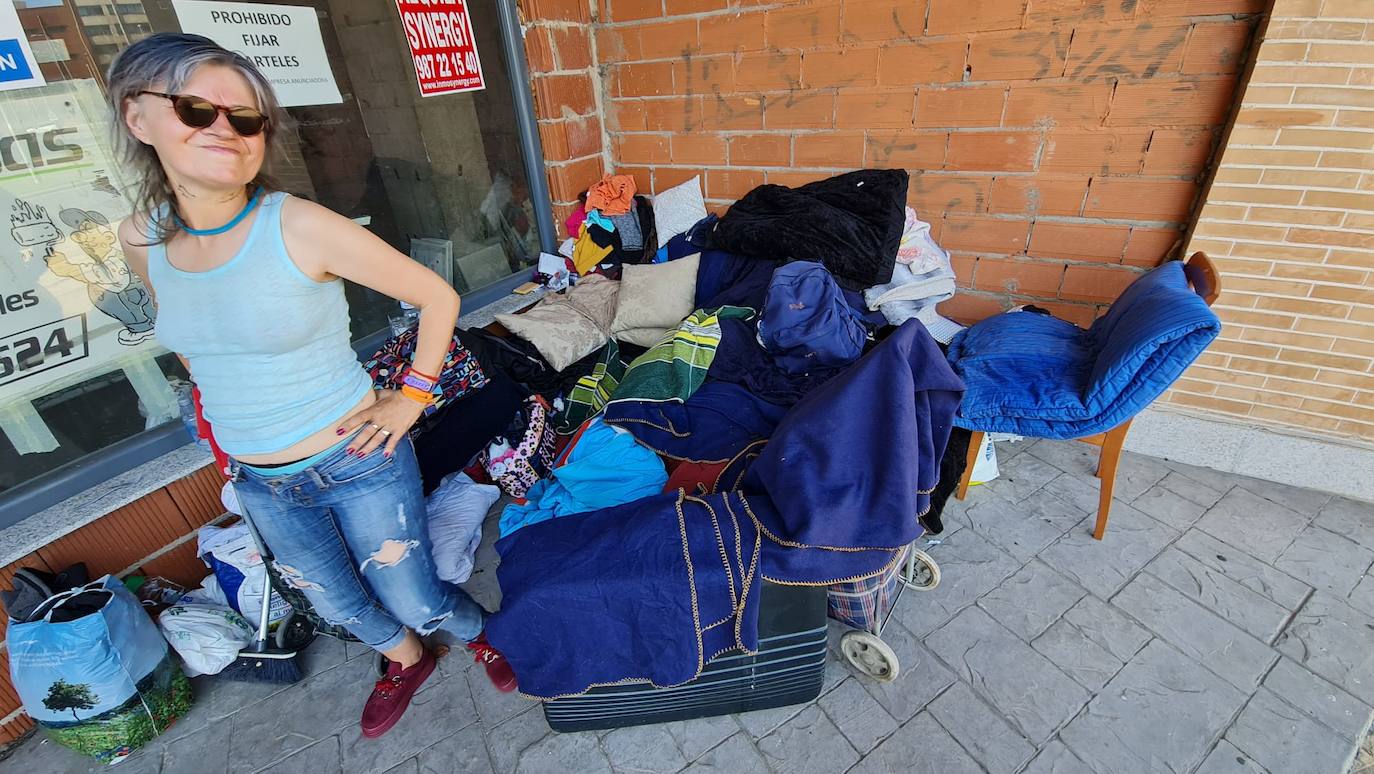 La dura vida de Jessica. Las paredes de su vivienda son el viento y cada noche le cubren las estrellas | Vive en la calle, ahora en el paseo de La Corredera, junto a la Plaza de Toros, y no hay forma de recuperar su normalidad. «Llevo en León muchos años. ¿En la calle? Ni recuerdo el tiempo. Algún día me gustaría volver a tener una casa», afirma.