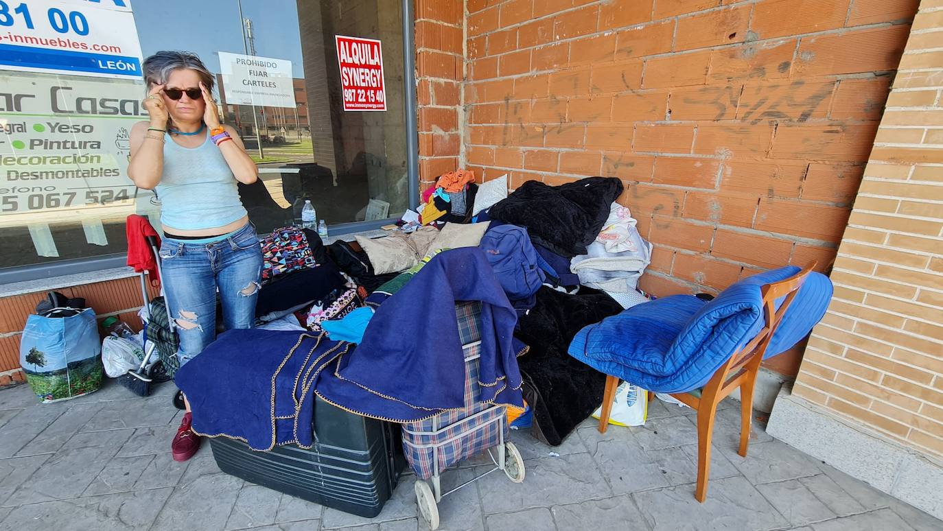 La dura vida de Jessica. Las paredes de su vivienda son el viento y cada noche le cubren las estrellas | Vive en la calle, ahora en el paseo de La Corredera, junto a la Plaza de Toros, y no hay forma de recuperar su normalidad. «Llevo en León muchos años. ¿En la calle? Ni recuerdo el tiempo. Algún día me gustaría volver a tener una casa», afirma.