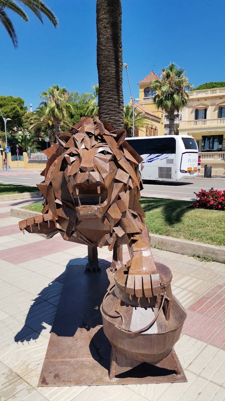 El arte leonés llega a las calles de Cataluña. Lasobras del ecuatoriano y residente en León Cosme Paredes y de Carlos Cuenllas permanecerán expuestas desde este sábado hasta el 17 de septiembre en el Paseo Marítimo de Salou, en Tarragona.