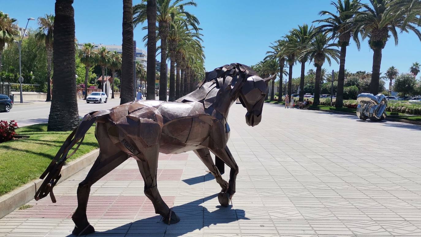 El arte leonés llega a las calles de Cataluña. Lasobras del ecuatoriano y residente en León Cosme Paredes y de Carlos Cuenllas permanecerán expuestas desde este sábado hasta el 17 de septiembre en el Paseo Marítimo de Salou, en Tarragona.