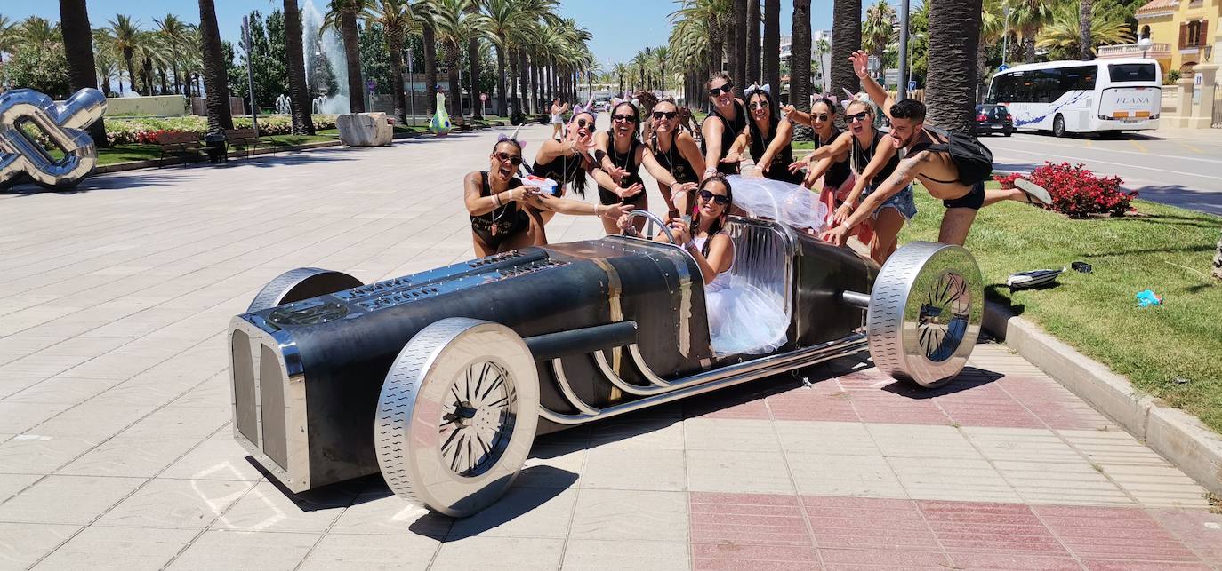 El arte leonés llega a las calles de Cataluña. Lasobras del ecuatoriano y residente en León Cosme Paredes y de Carlos Cuenllas permanecerán expuestas desde este sábado hasta el 17 de septiembre en el Paseo Marítimo de Salou, en Tarragona.