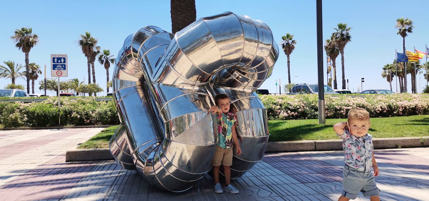 El arte leonés llega a las calles de Cataluña. Lasobras del ecuatoriano y residente en León Cosme Paredes y de Carlos Cuenllas permanecerán expuestas desde este sábado hasta el 17 de septiembre en el Paseo Marítimo de Salou, en Tarragona.