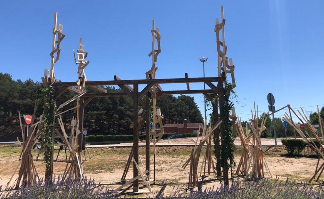 La obra Amanecer en el jardín dentro de la segunda edición de Carrizo con Arte.