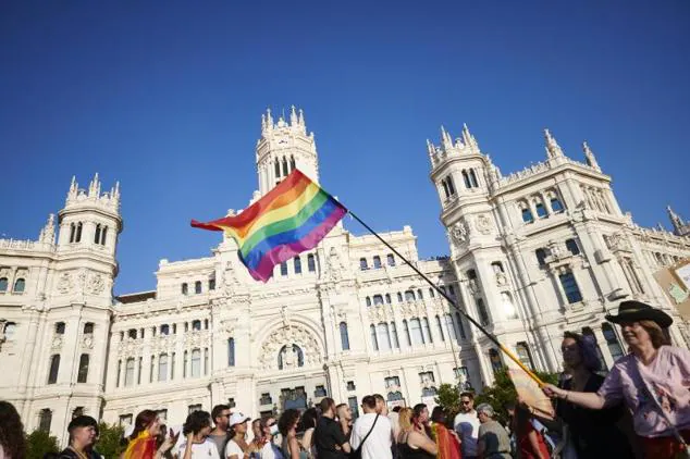 Paso de la manifestación ante el Ayuntamiento de Madrid, en cuya fachada este 2022 no han figurado los colores arco iris. 