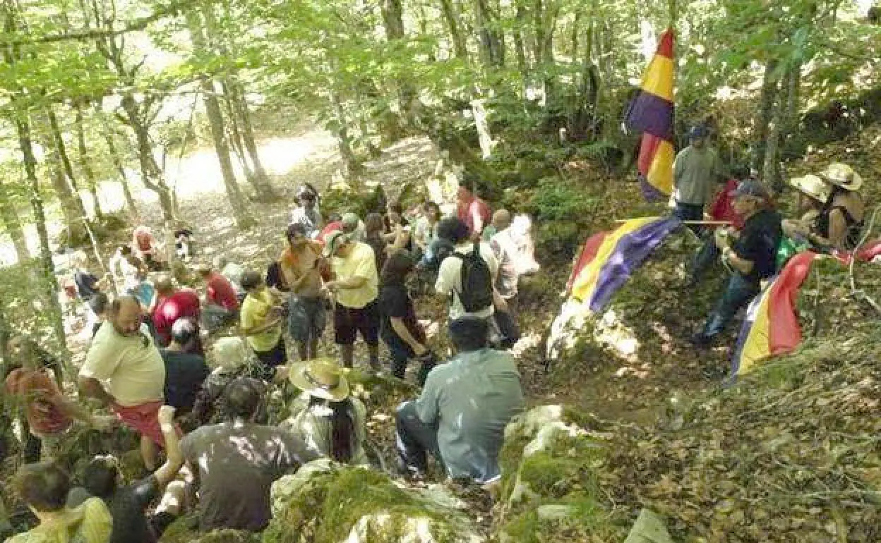 La subida a la sima del Pozo Grajero rinde homenaje a los represaliados por el franquismo