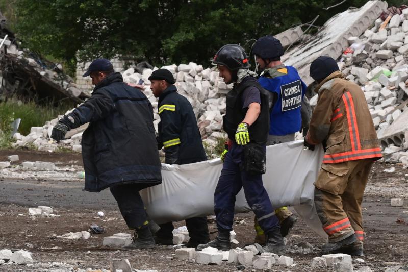 Los equipos de rescate trasladan el cadáver de un vecino del edificio atacado en Chasiv Yar 