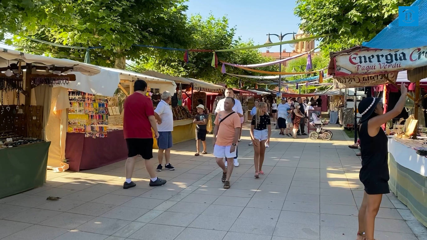 El entorno del Castillo de Coyanza regresa al Medievo con el Mercado Medieval que llena de turistas y puestos la localidad leonesa