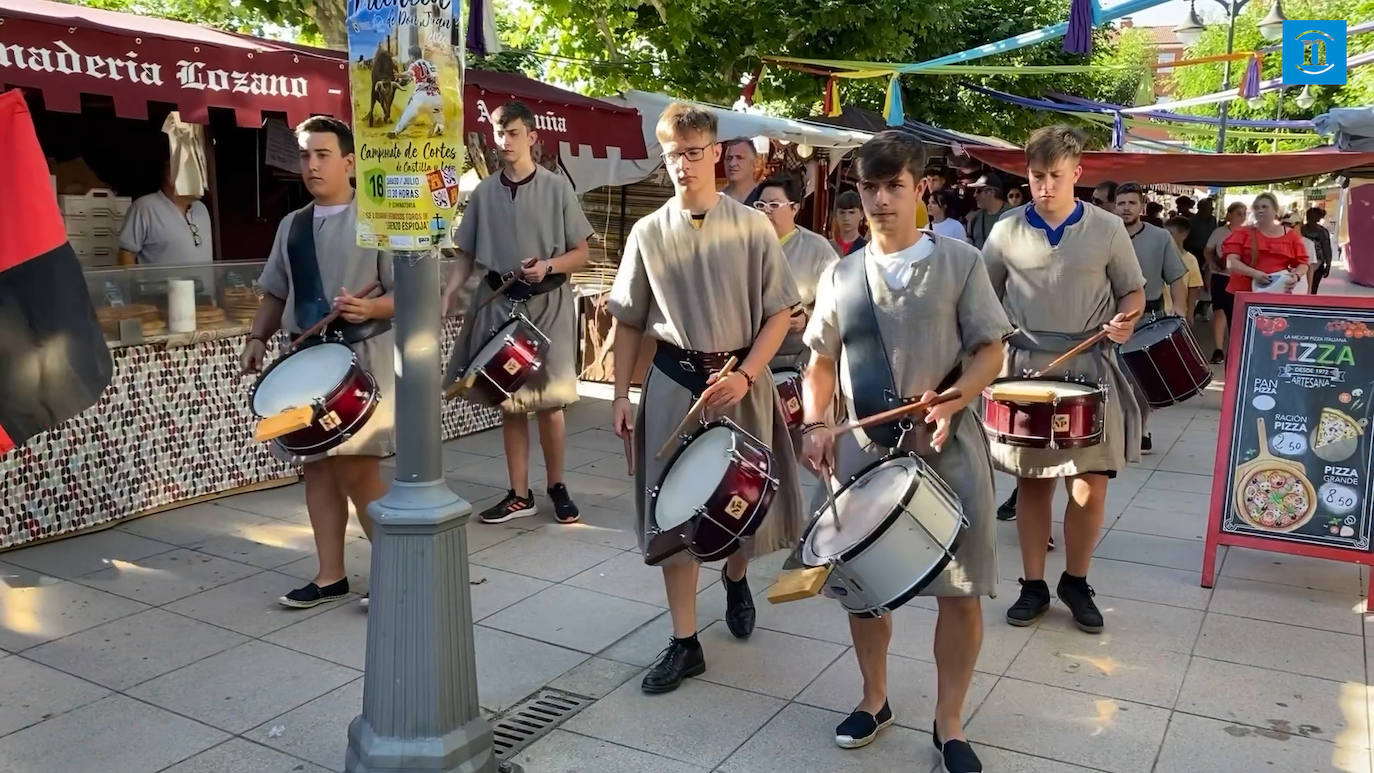 El entorno del Castillo de Coyanza regresa al Medievo con el Mercado Medieval que llena de turistas y puestos la localidad leonesa