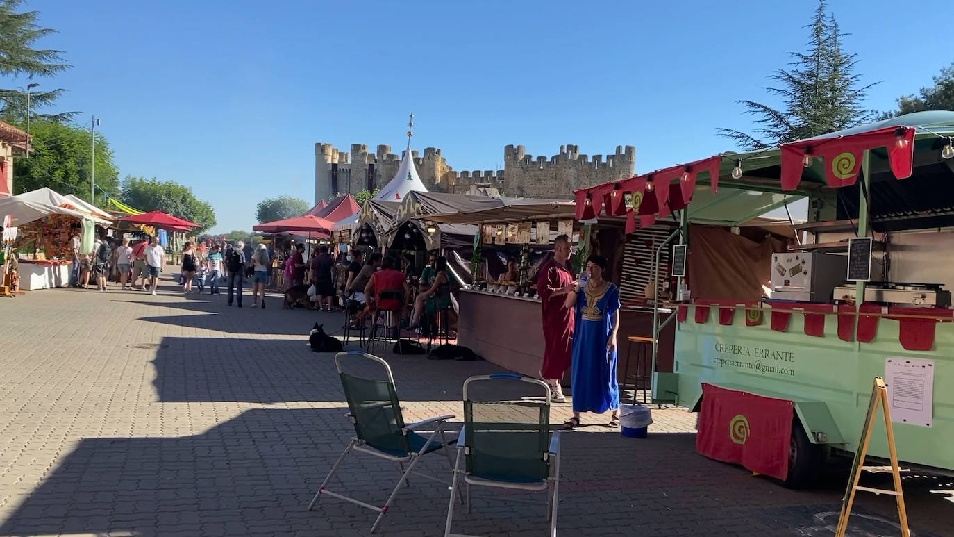El entorno del Castillo de Coyanza regresa al Medievo con el Mercado Medieval que llena de turistas y puestos la localidad leonesa