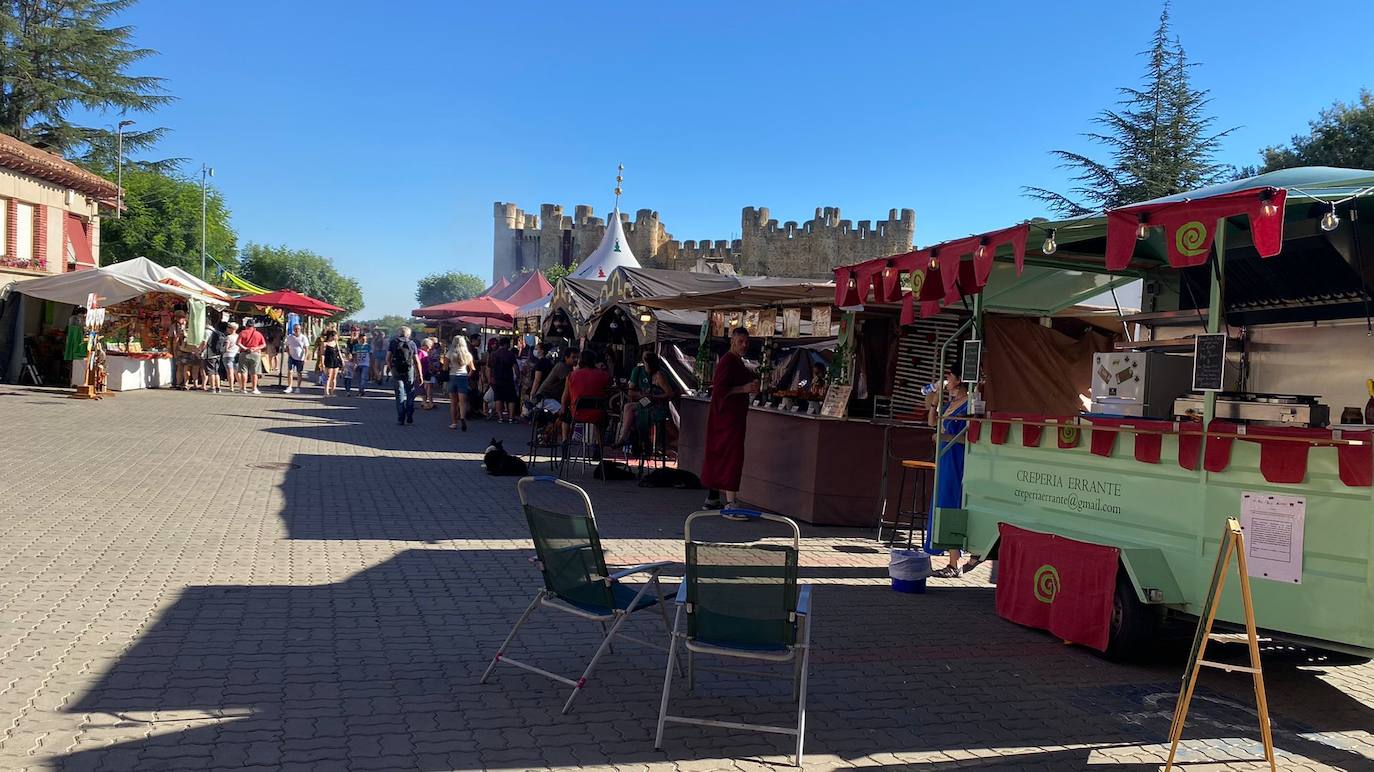 El entorno del Castillo de Coyanza regresa al Medievo con el Mercado Medieval que llena de turistas y puestos la localidad leonesa