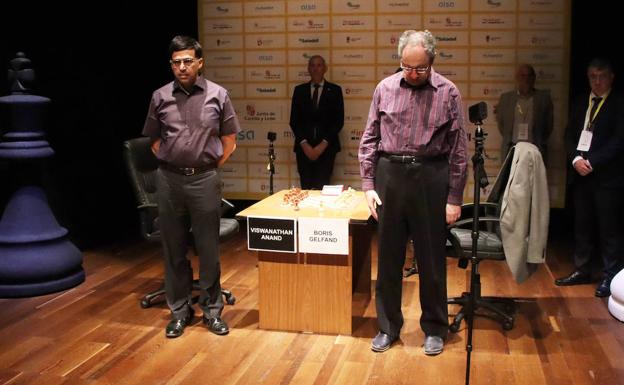 Anand y Gelfand, finalistas del Magistral, respetaron con emotividad el minuto de silencio en recuerdo de Nepomuceno.