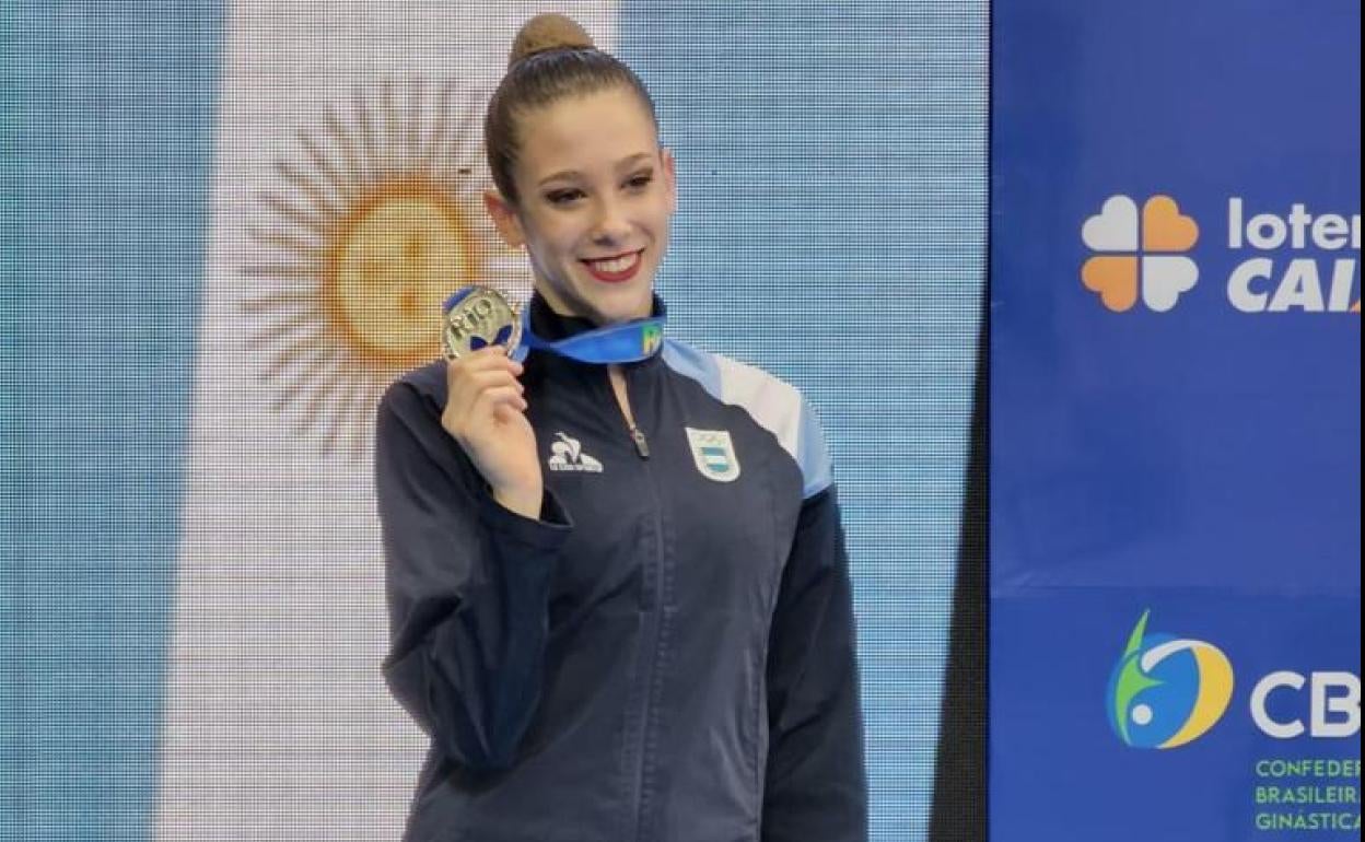 Sol Martínez, en el podio de los Juegos Panamericanos con su medalla de plata representando a Argentina.