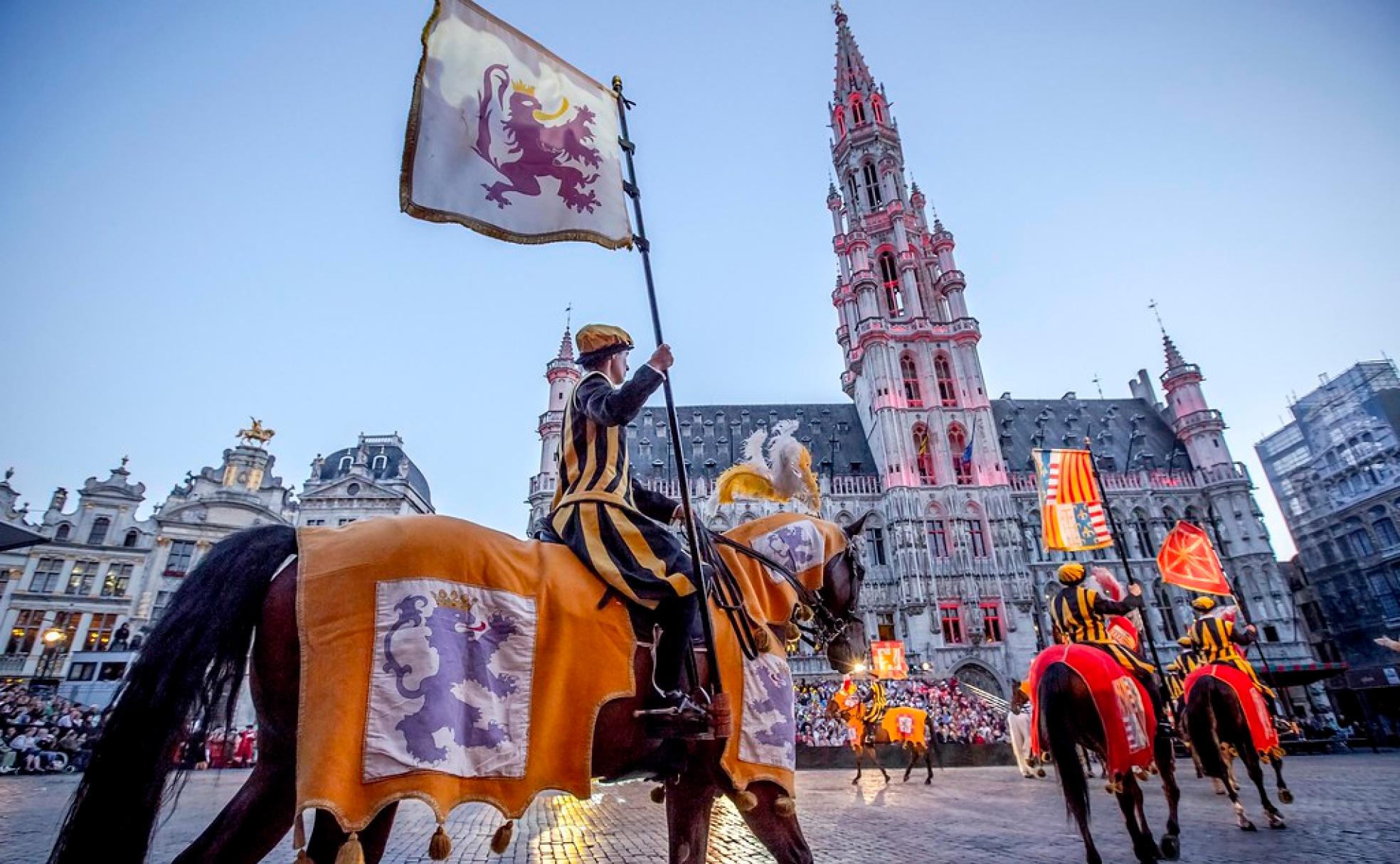 La bandera de León ondea en el Ommengang de Bruselas cada mes de junio