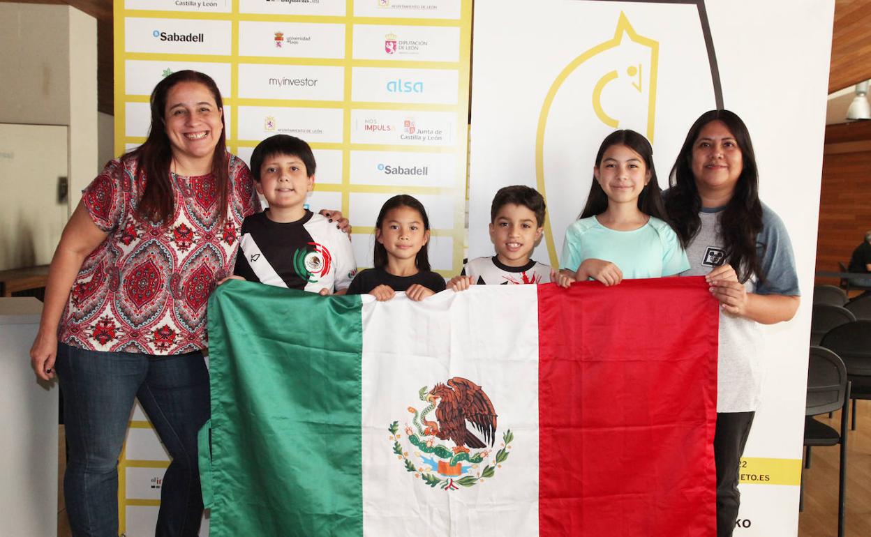 Varios de los niños mexicanos que han jugado el Magistral en León.