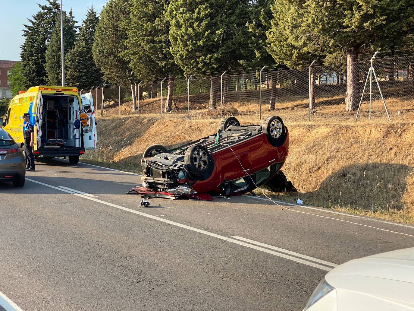 Un operario retira el vehículo accidentado.