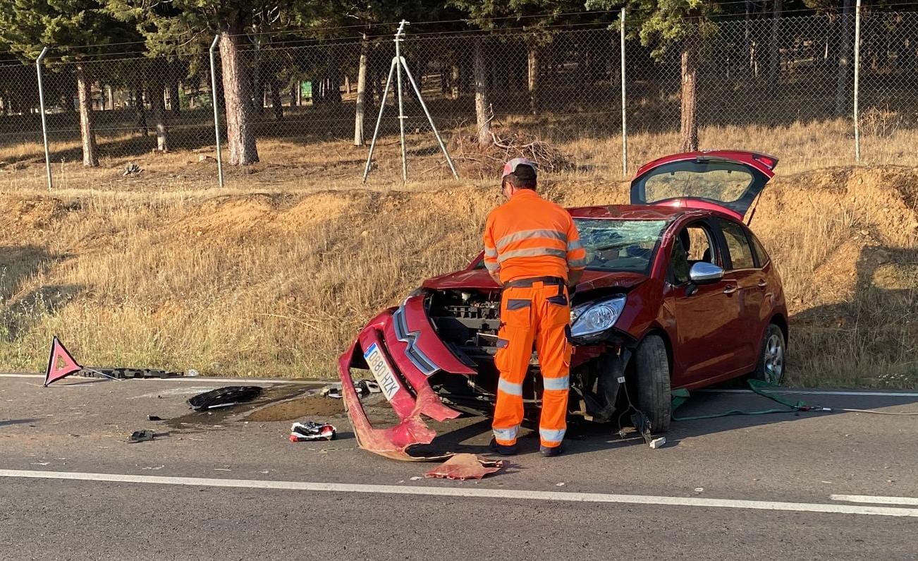 Un operario retira el vehículo accidentado.