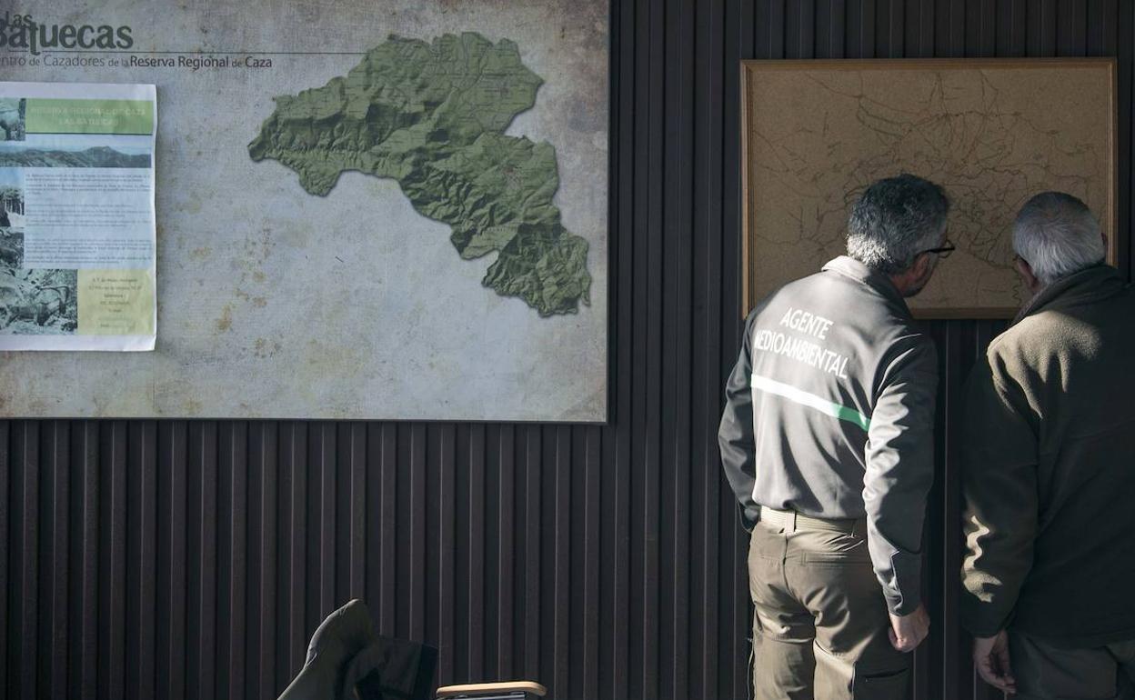 Agentes medioambientales en una imagen de archivo.