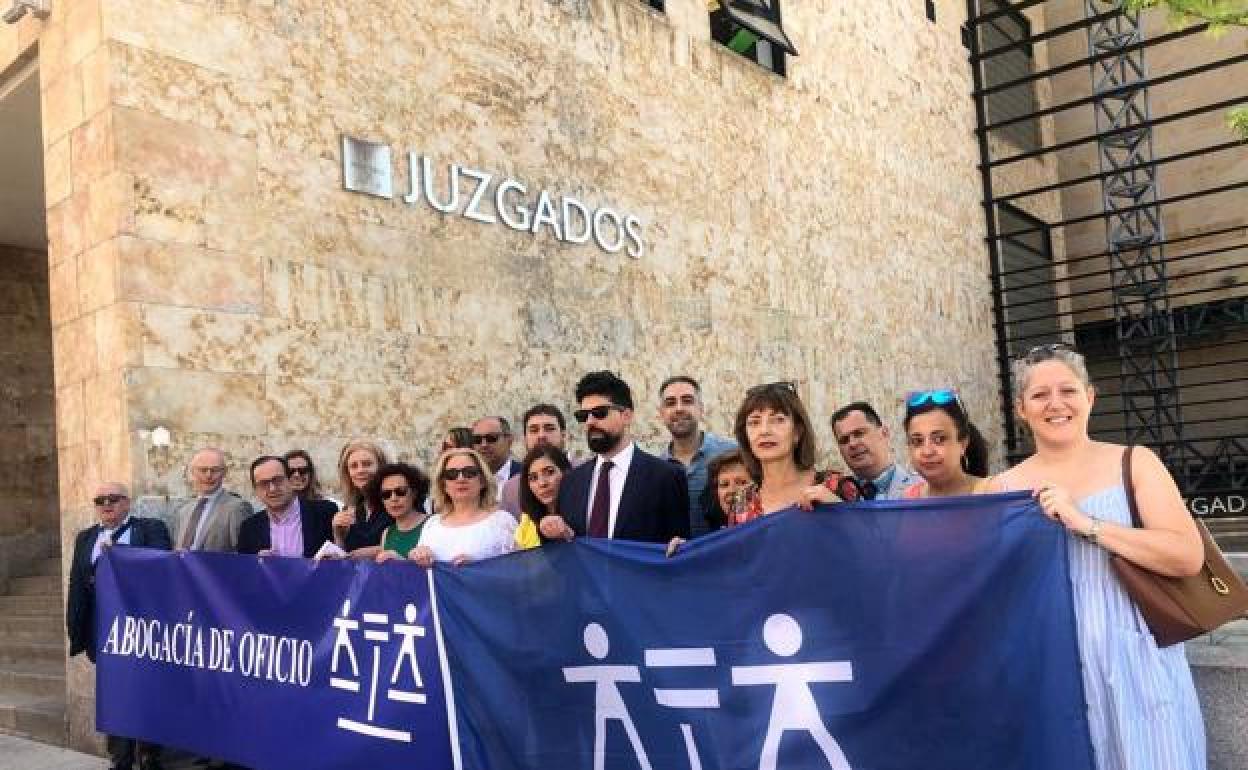 Abogados de León y Ponferrada se concentran para pedir una remuneración justa en el Turno de Oficio