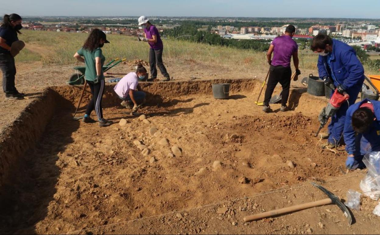 Técnicos realizan excavaciones en el Castro de los Judios.