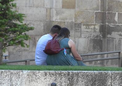 Imagen secundaria 1 - Sombra, helados y hasta paraguas, los aliados para soportar el calor.