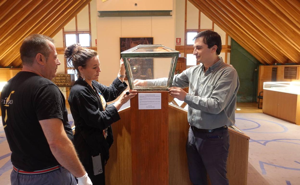 La directora del Museo Casa Botines Gaudí, Noemí Martínez y el coleccionistaVíctor Miguélez con la urna en Casa Botines.