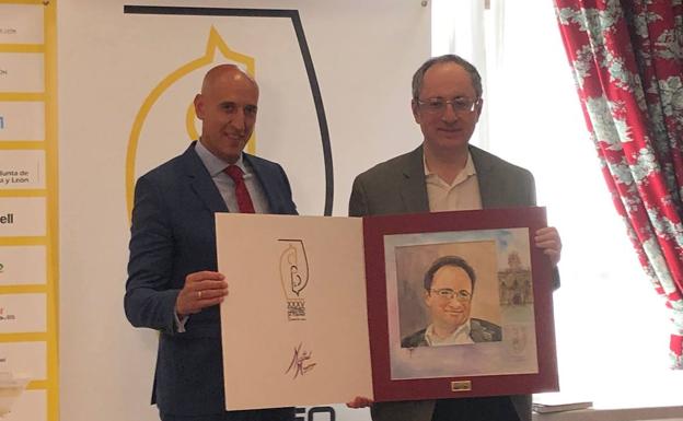 Entrega del premio de vencedor de la XXXV edición del Magistral de León, a Boris Gelfand, entregándole dicho galardón el alcalde de León, José Antonio Diez. 