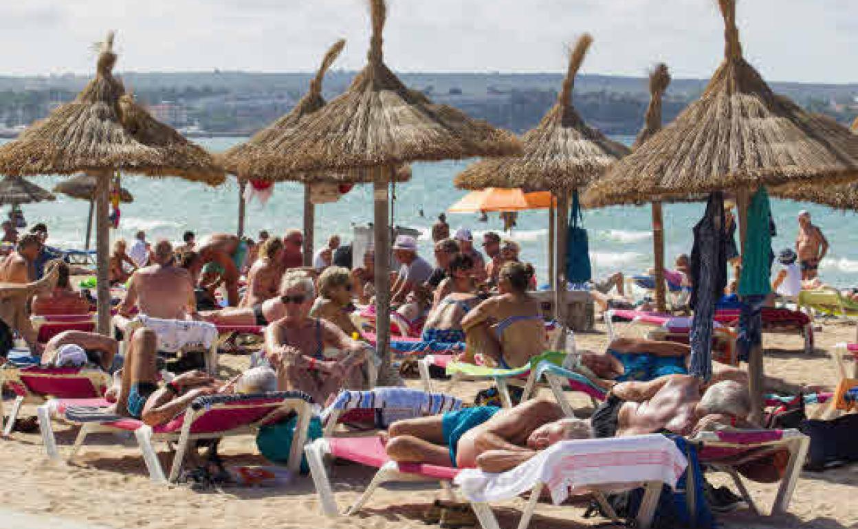 Una playa abarrotada de gente. 