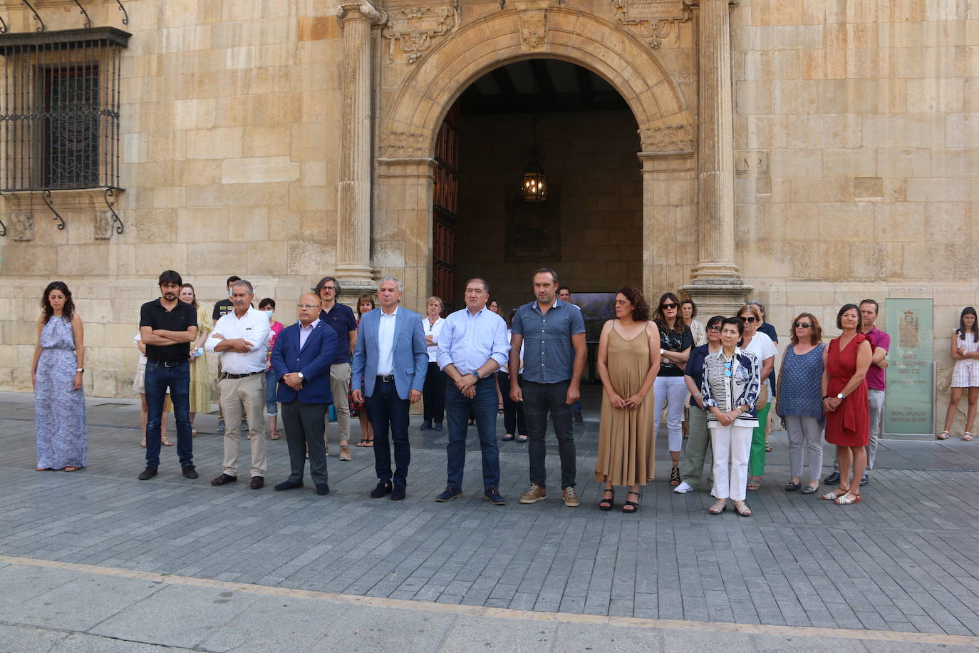 La corporación provincial de la Diputación, trabajadores y vecinos se han reunido en el mediodía de este miércoles para guardar 5 minutos de silencio el día que se cumplen 25 años del asesinato a manos de ETA del Concejal Popular Miguel Ángel Blanco.