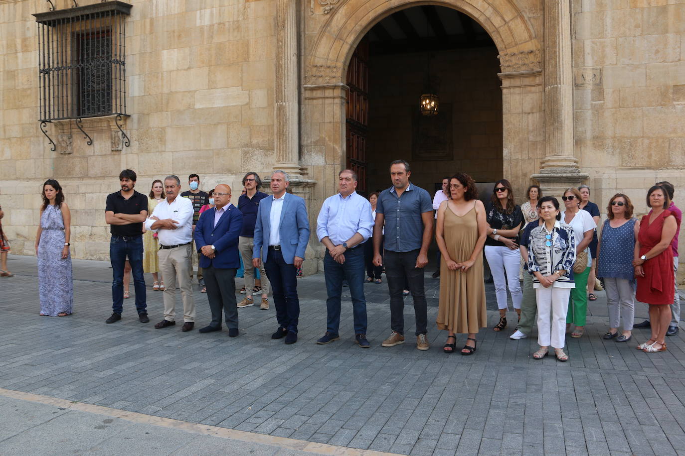 La corporación provincial de la Diputación, trabajadores y vecinos se han reunido en el mediodía de este miércoles para guardar 5 minutos de silencio el día que se cumplen 25 años del asesinato a manos de ETA del Concejal Popular Miguel Ángel Blanco.