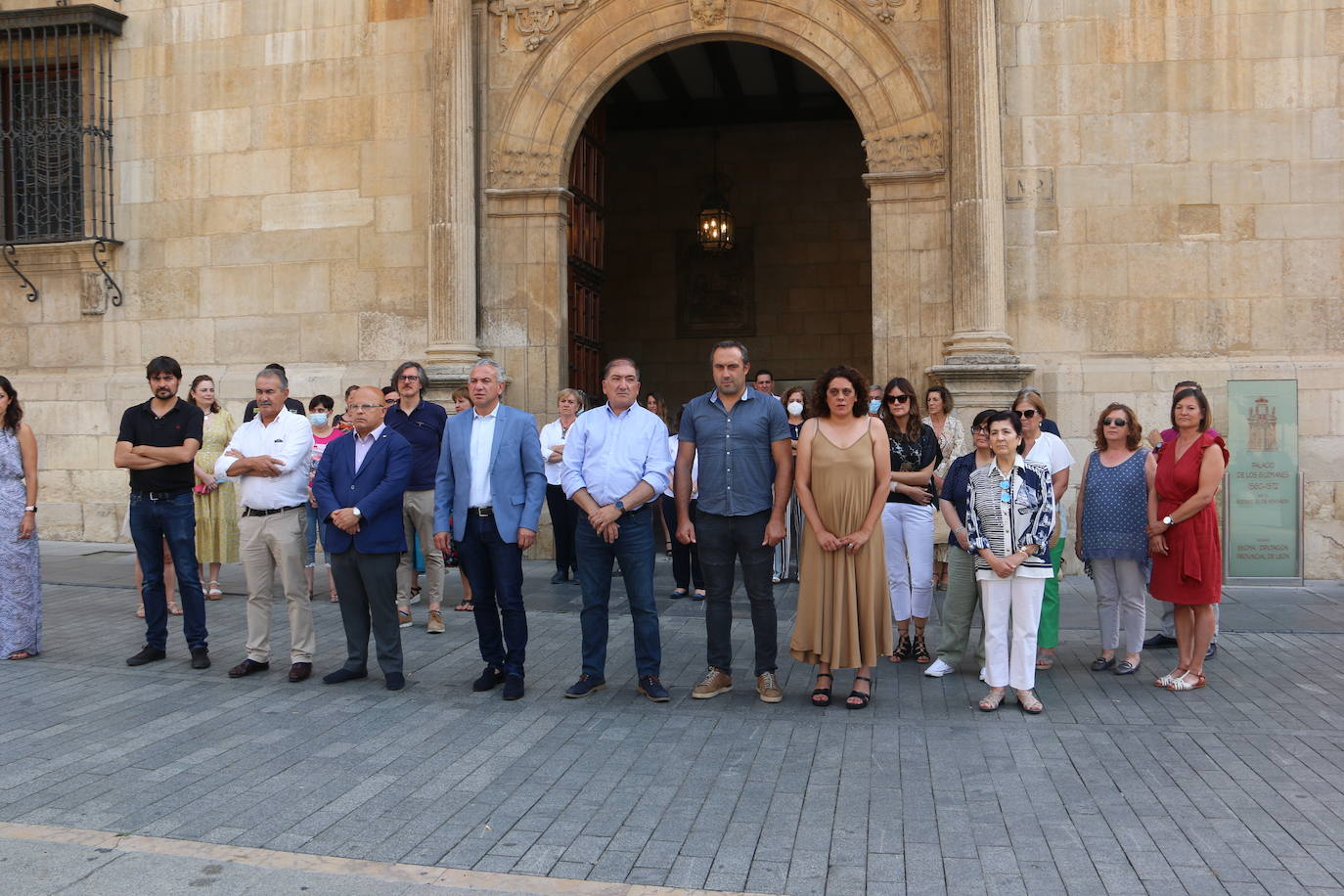 La corporación provincial de la Diputación, trabajadores y vecinos se han reunido en el mediodía de este miércoles para guardar 5 minutos de silencio el día que se cumplen 25 años del asesinato a manos de ETA del Concejal Popular Miguel Ángel Blanco.