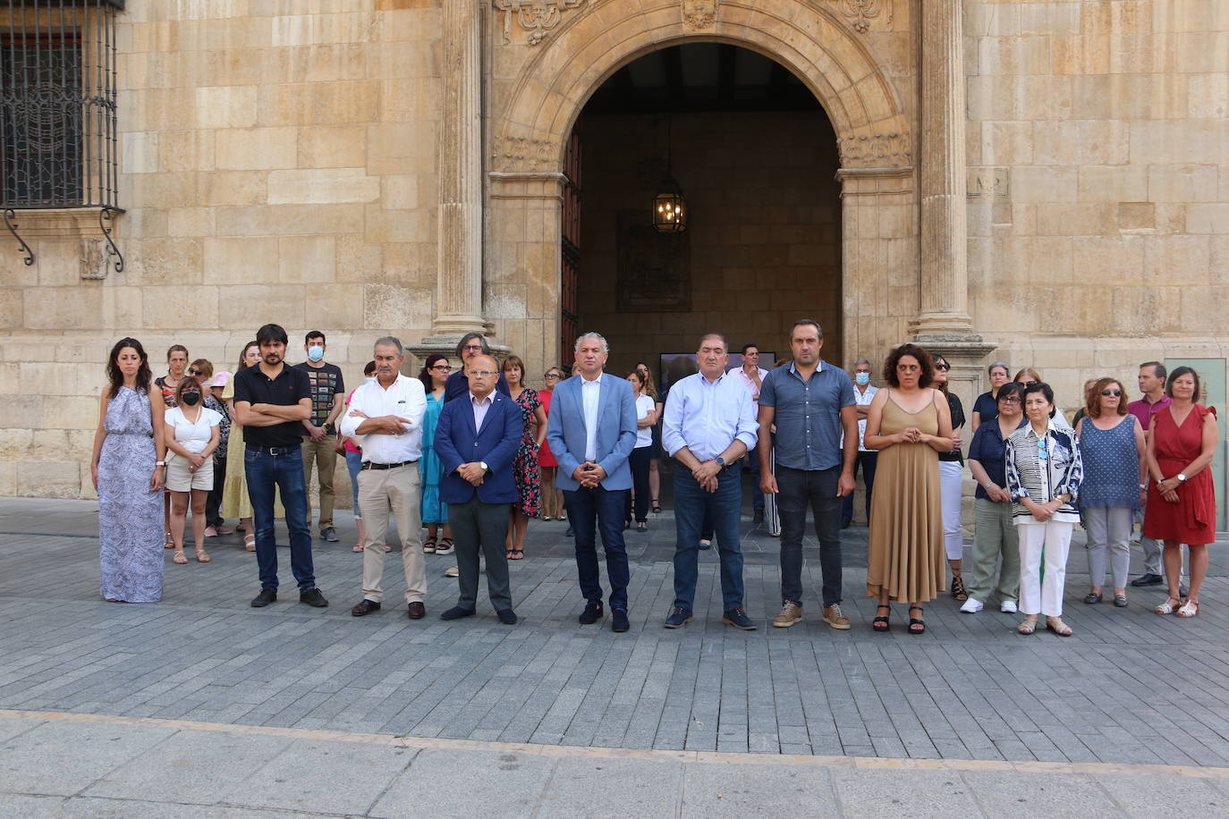 La corporación provincial de la Diputación, trabajadores y vecinos se han reunido en el mediodía de este miércoles para guardar 5 minutos de silencio el día que se cumplen 25 años del asesinato a manos de ETA del Concejal Popular Miguel Ángel Blanco.